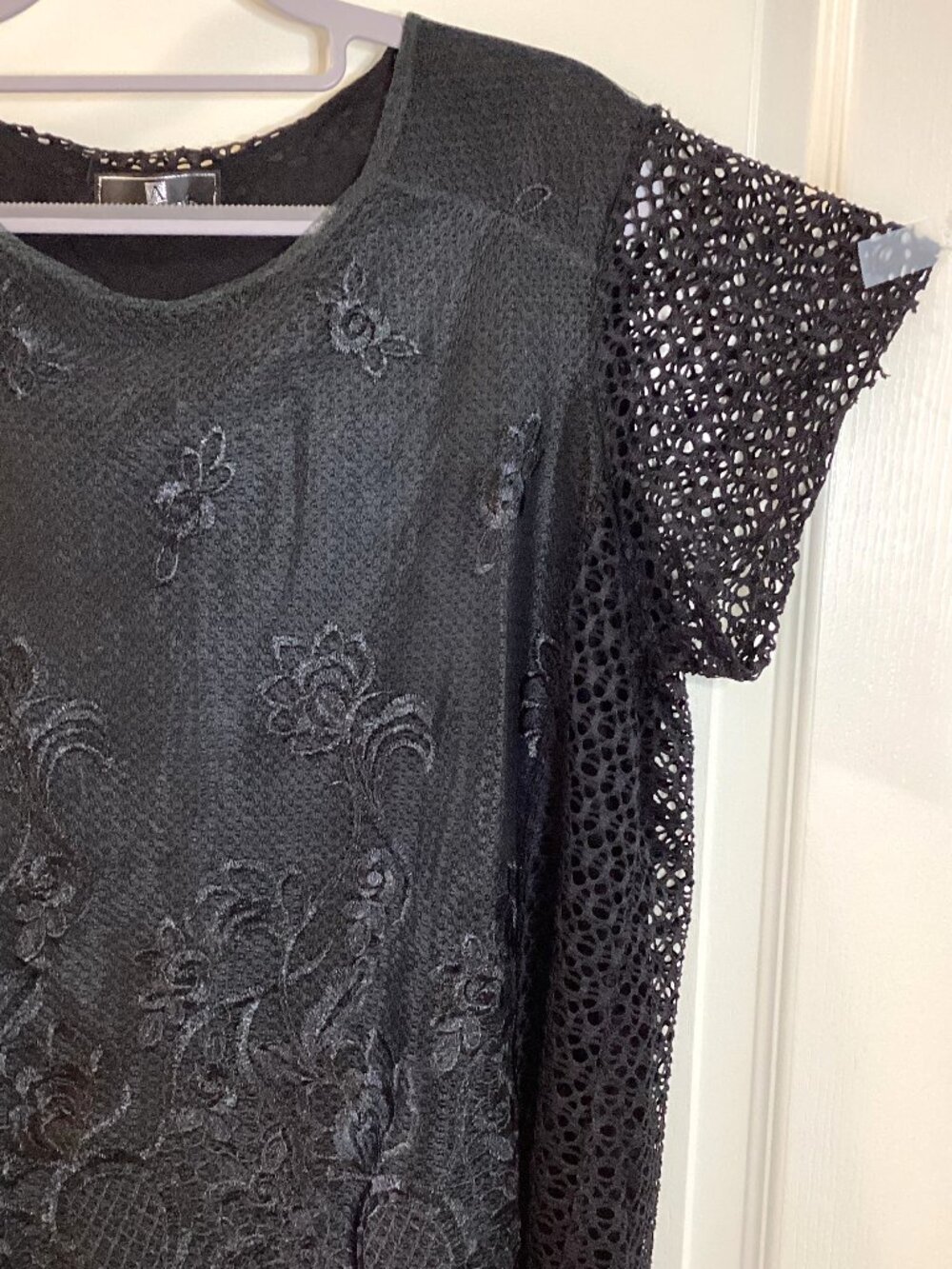Alexander Women's Black Intricate Floral Embroidery Short Sleeve Top Size XL - Picture 2 of 6